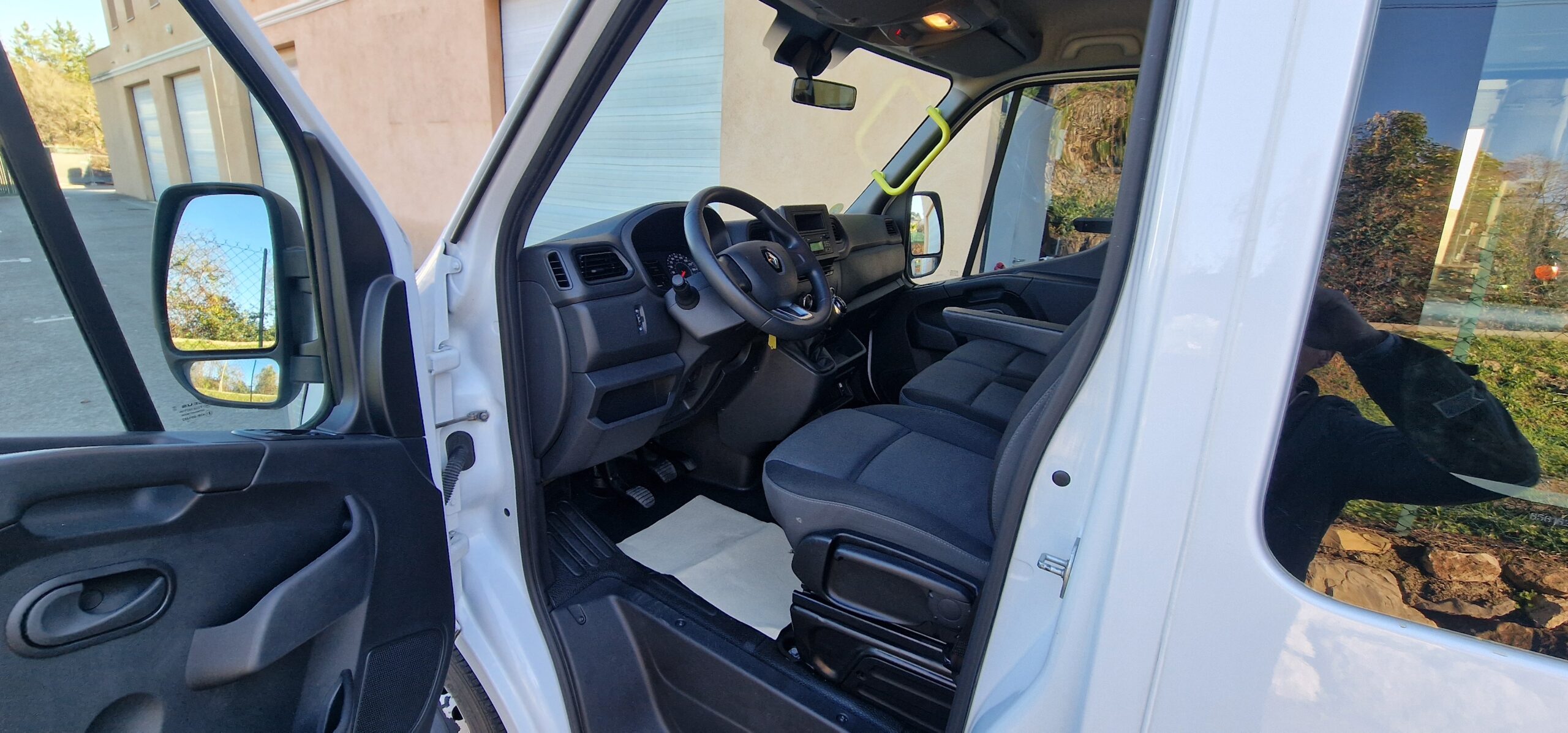 vehicule-Nissan-NV-300-sud-auto-profil-05