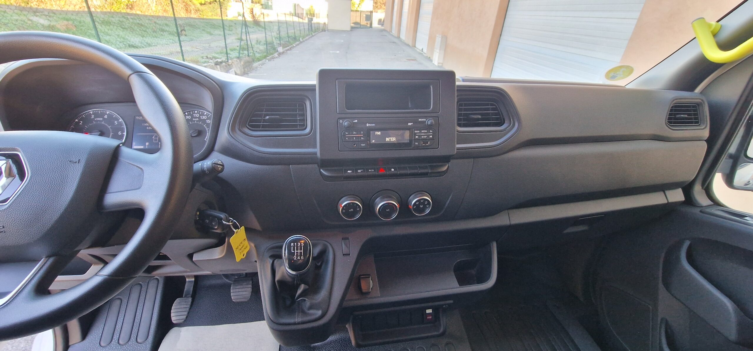 vehicule-Nissan-NV-300-sud-auto-profil-05