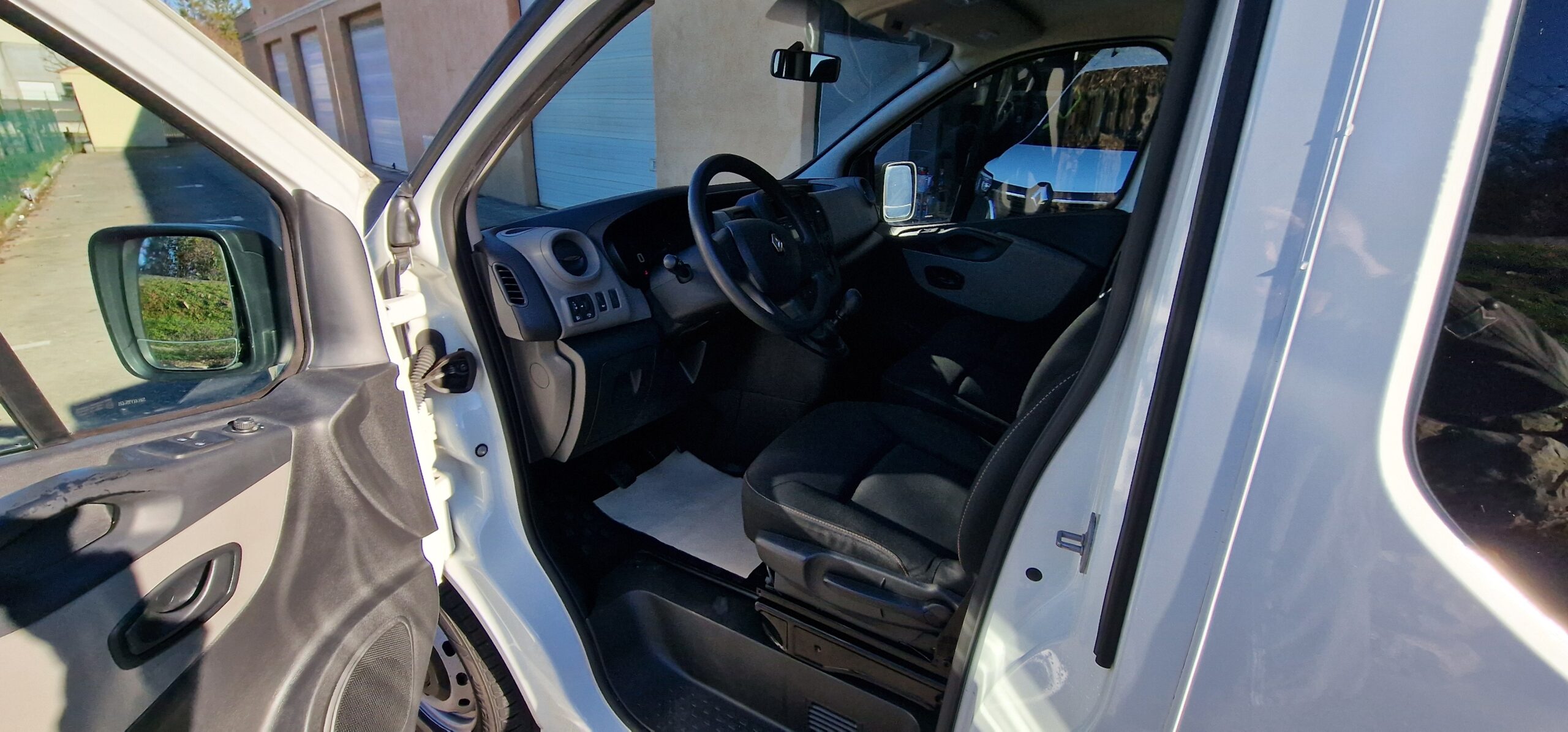 vehicule-Nissan-NV-300-sud-auto-profil-05