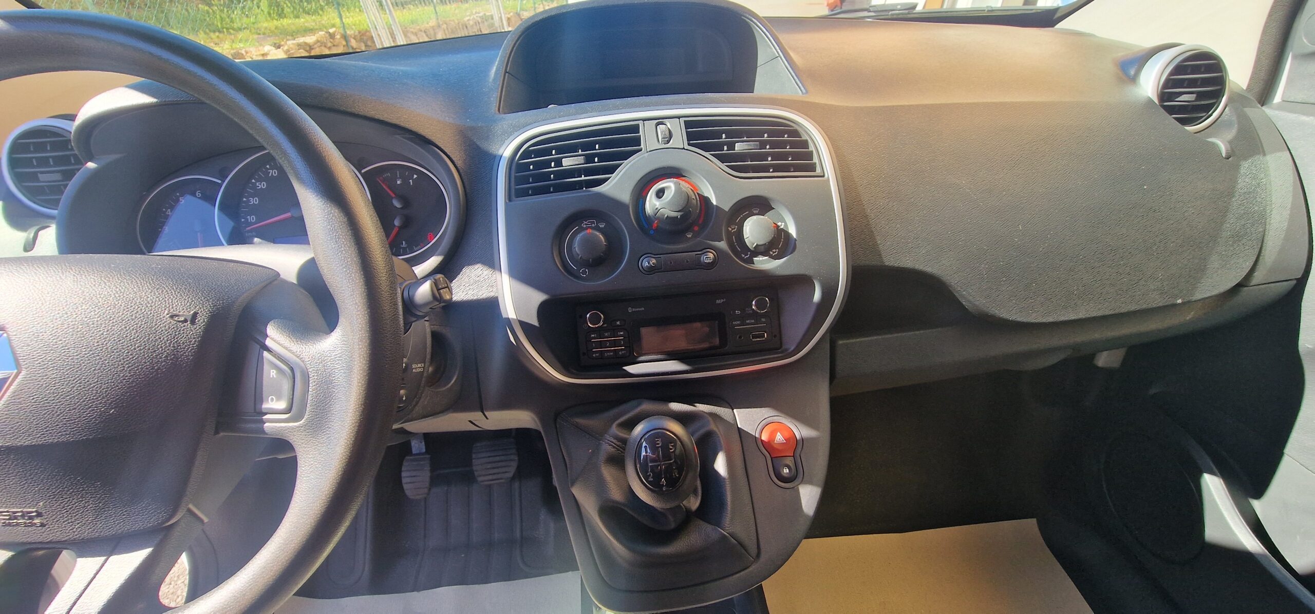 vehicule-Nissan-NV-300-sud-auto-profil-05