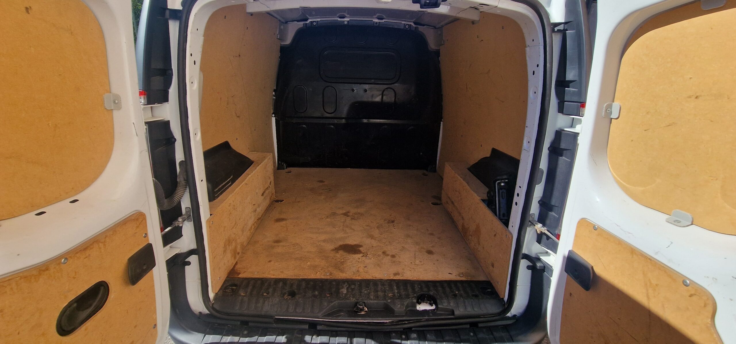 vehicule-Nissan-NV-300-sud-auto-profil-05
