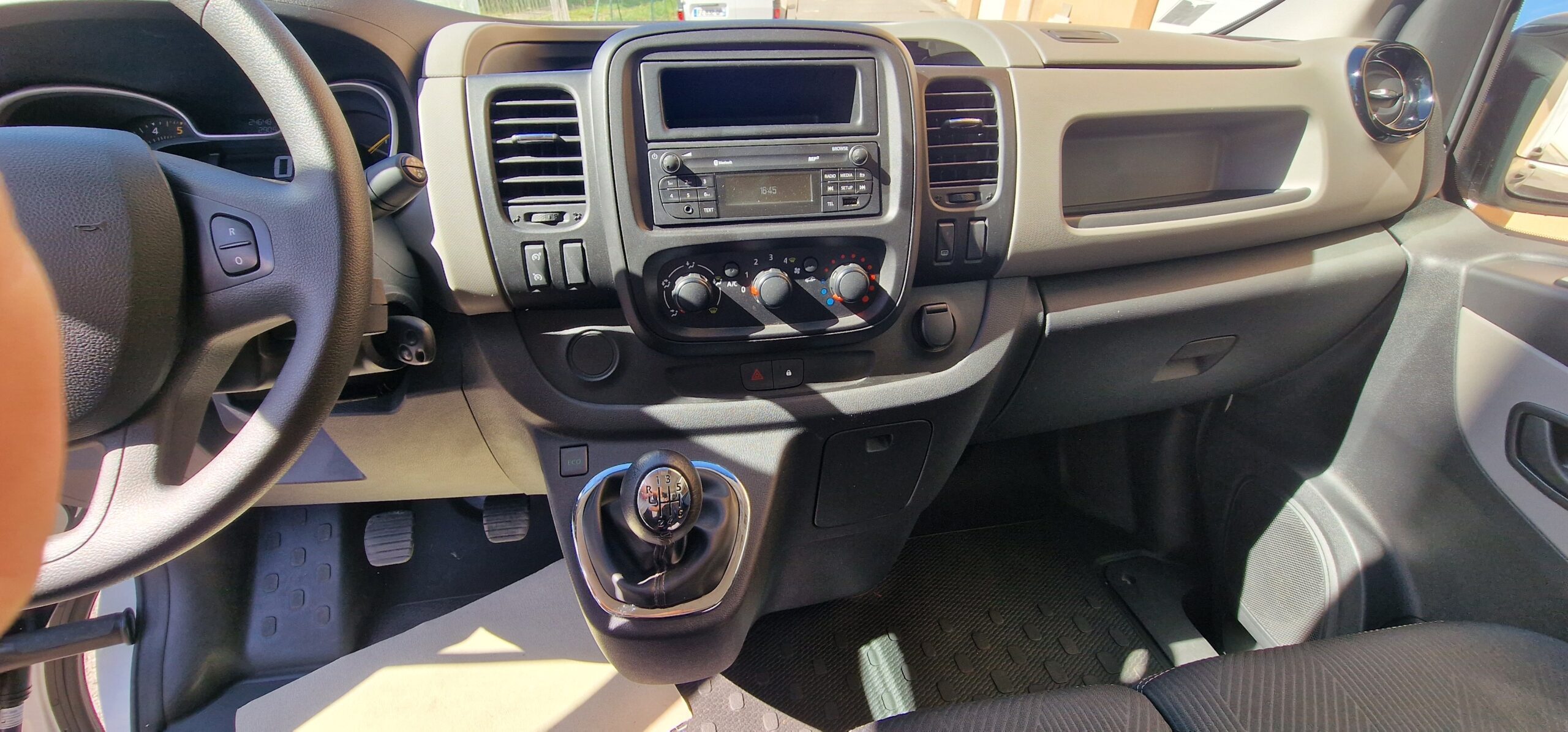 vehicule-Nissan-NV-300-sud-auto-profil-05
