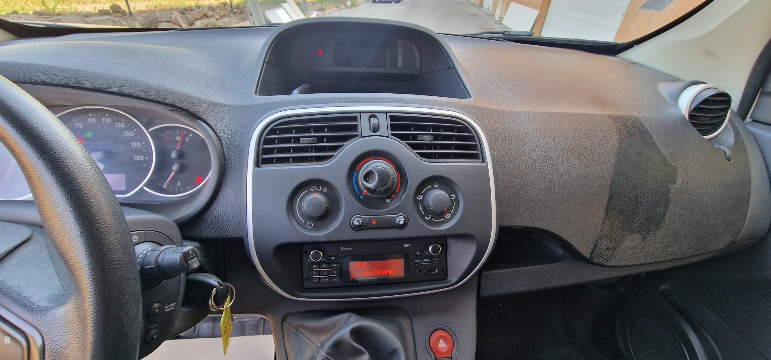 vehicule-Nissan-NV-300-sud-auto-profil-05