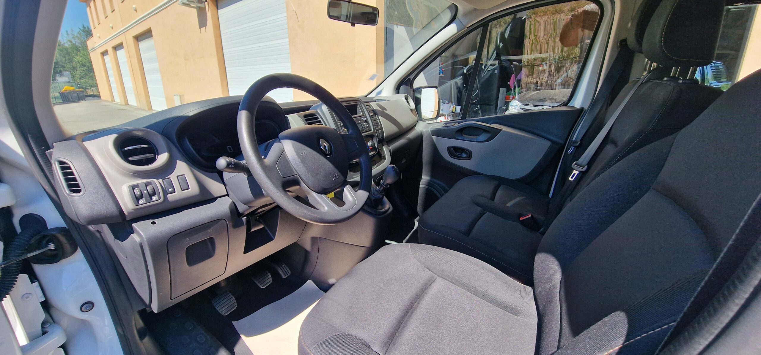 vehicule-Nissan-NV-300-sud-auto-profil-05