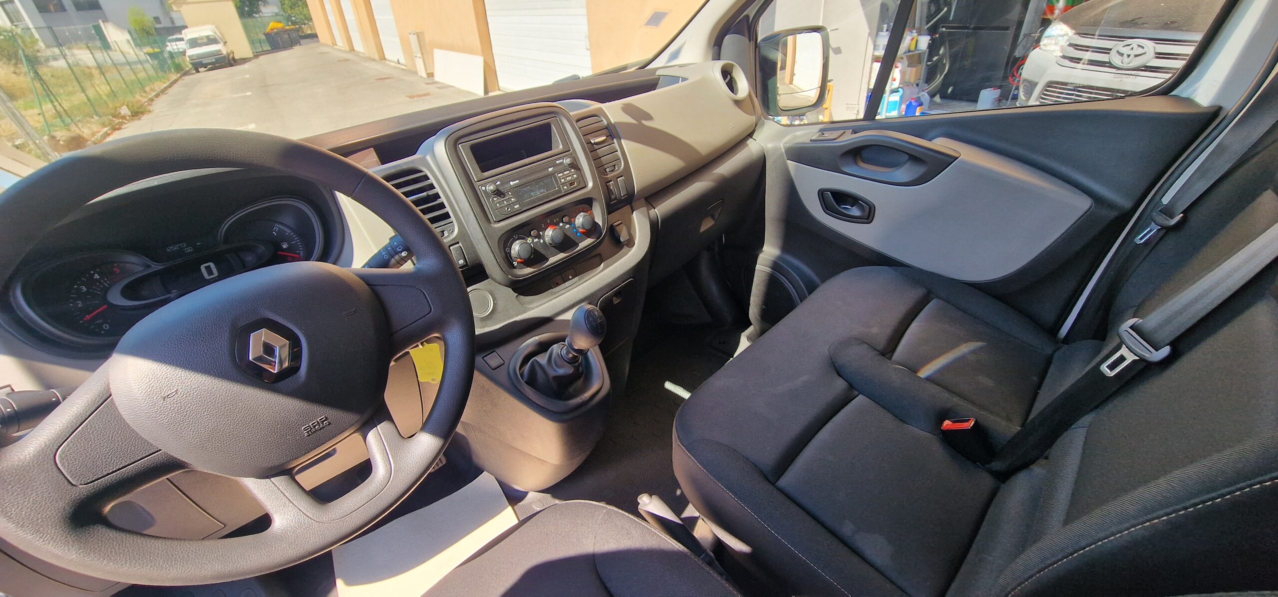 vehicule-Nissan-NV-300-sud-auto-profil-05