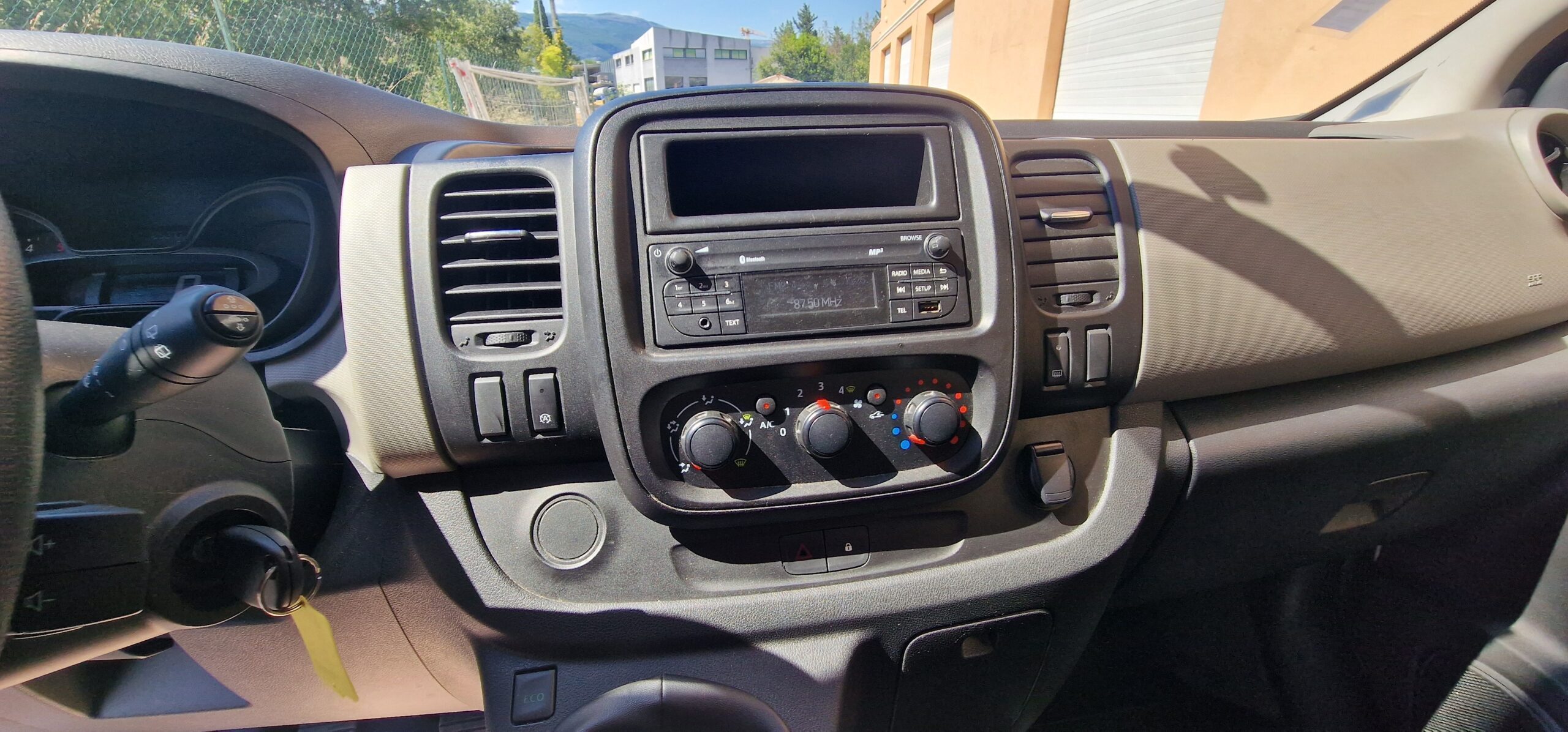 vehicule-Nissan-NV-300-sud-auto-profil-05