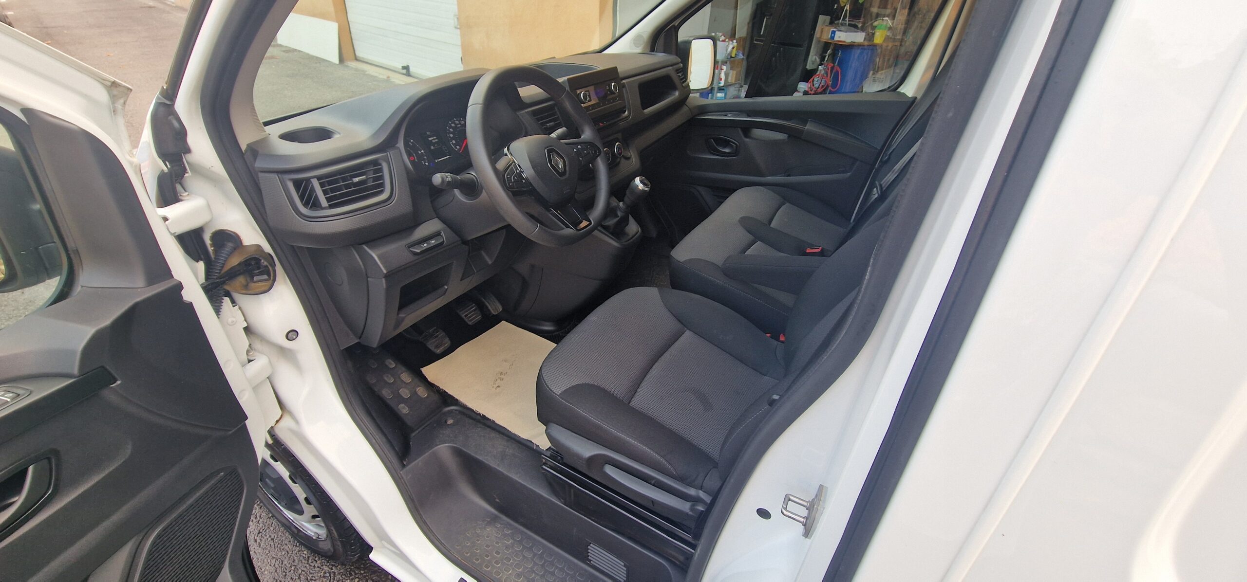 vehicule-Nissan-NV-300-sud-auto-profil-05