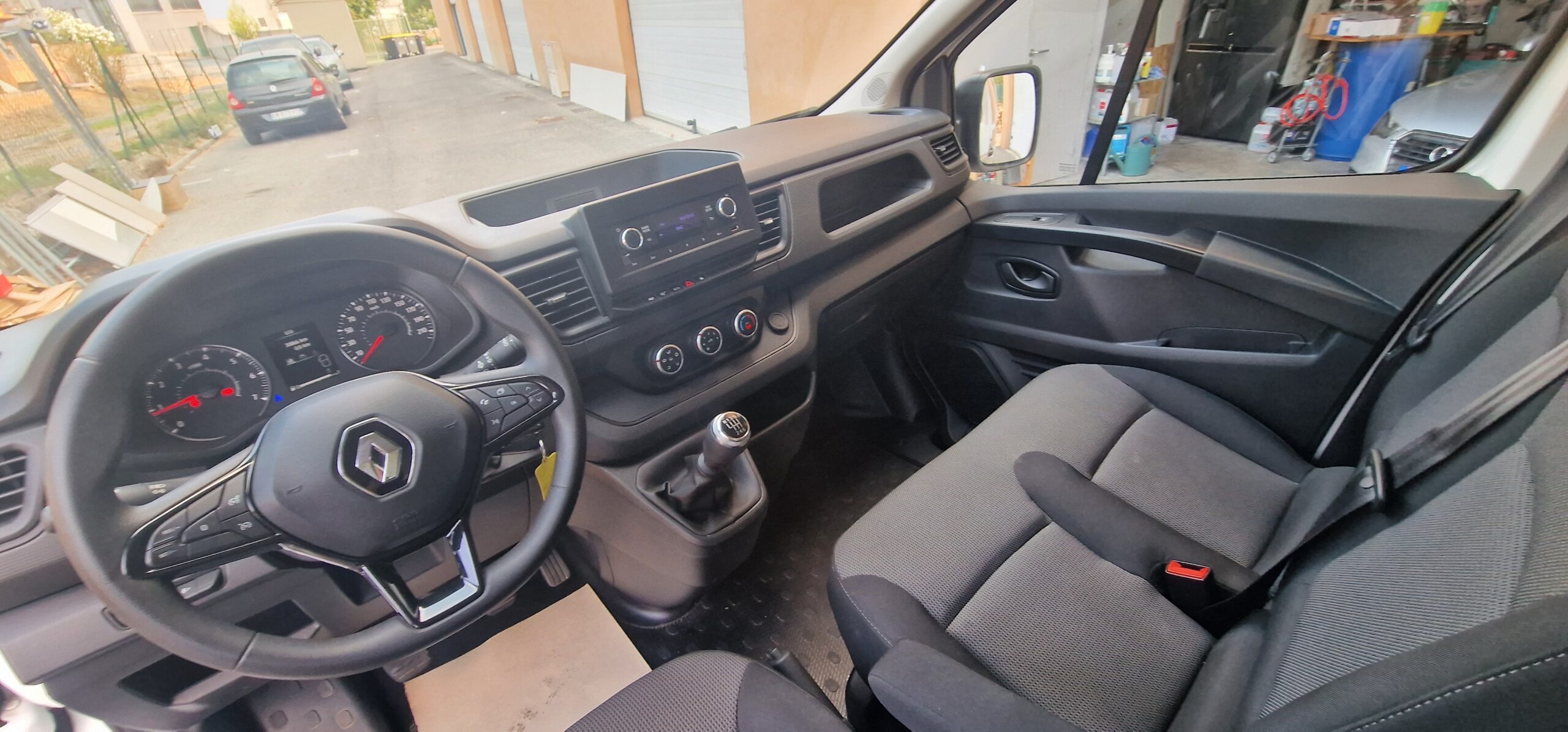 vehicule-Nissan-NV-300-sud-auto-profil-05