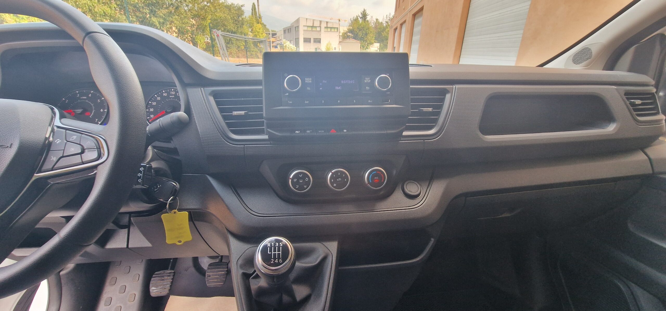 vehicule-Nissan-NV-300-sud-auto-profil-05