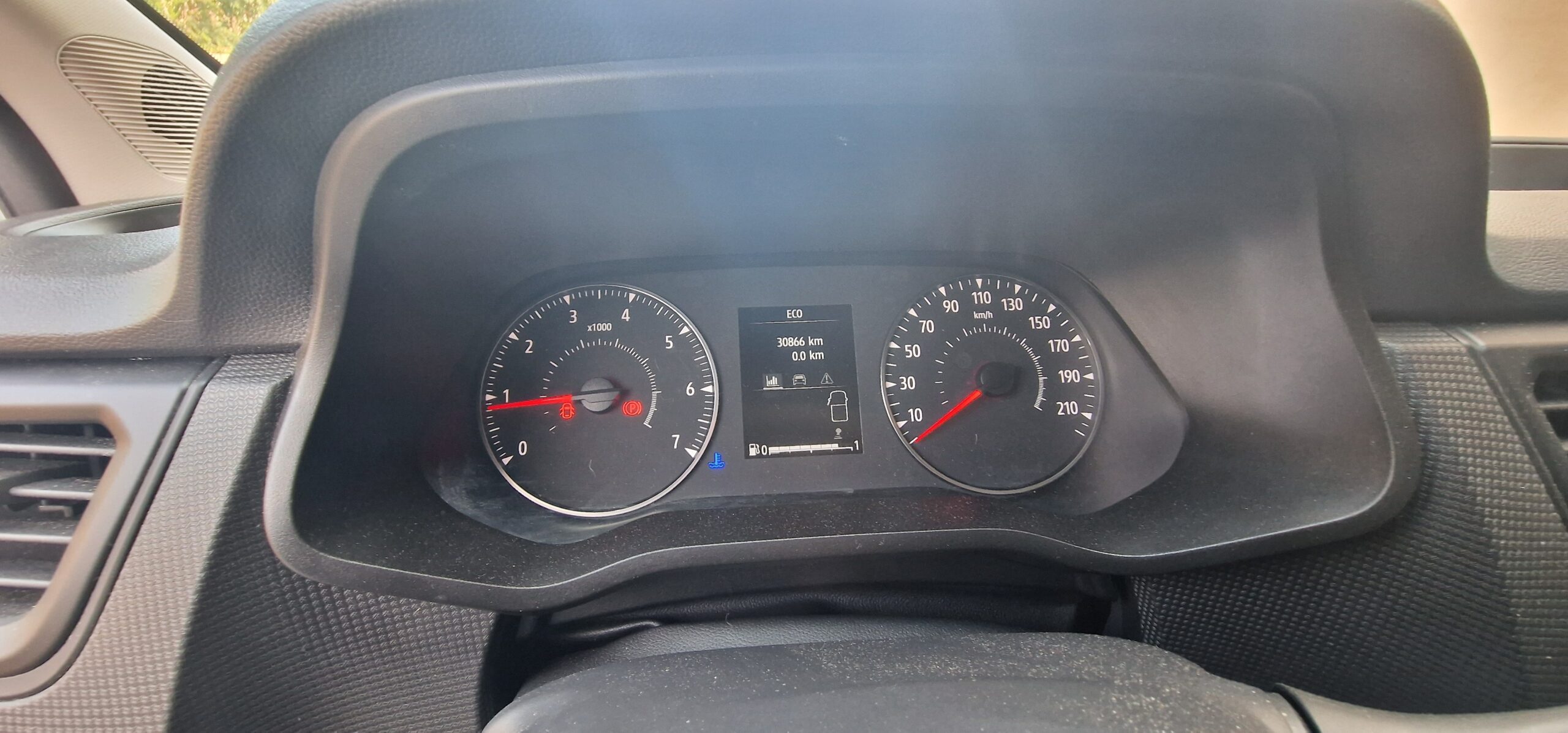 vehicule-Nissan-NV-300-sud-auto-profil-05