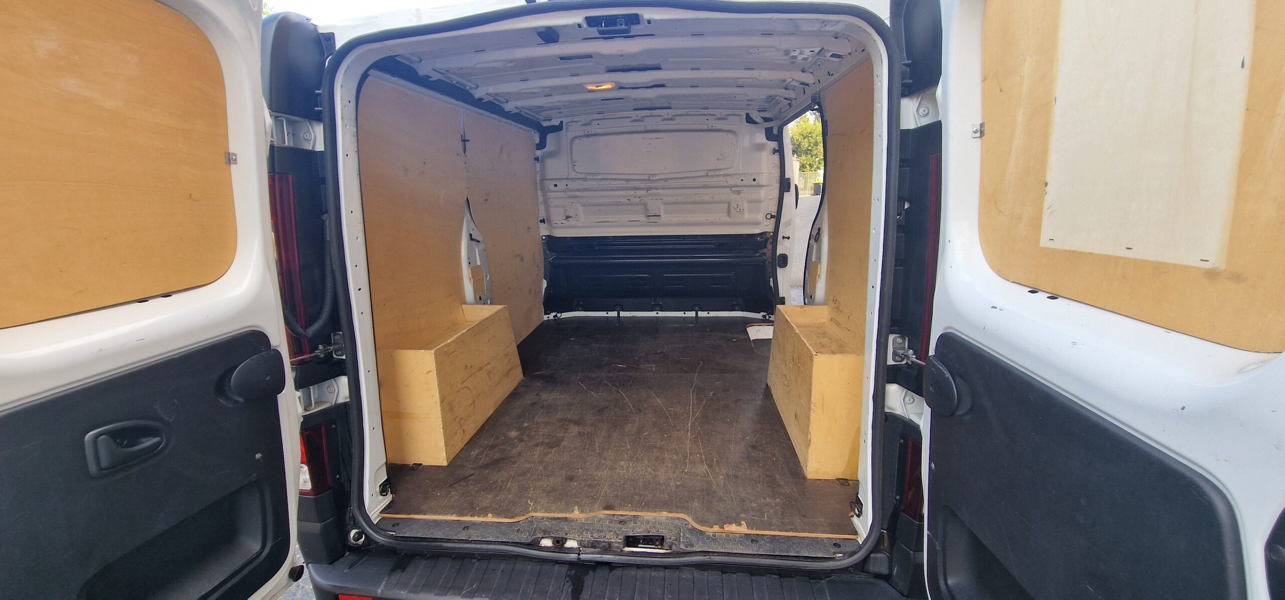 vehicule-Nissan-NV-300-sud-auto-profil-05