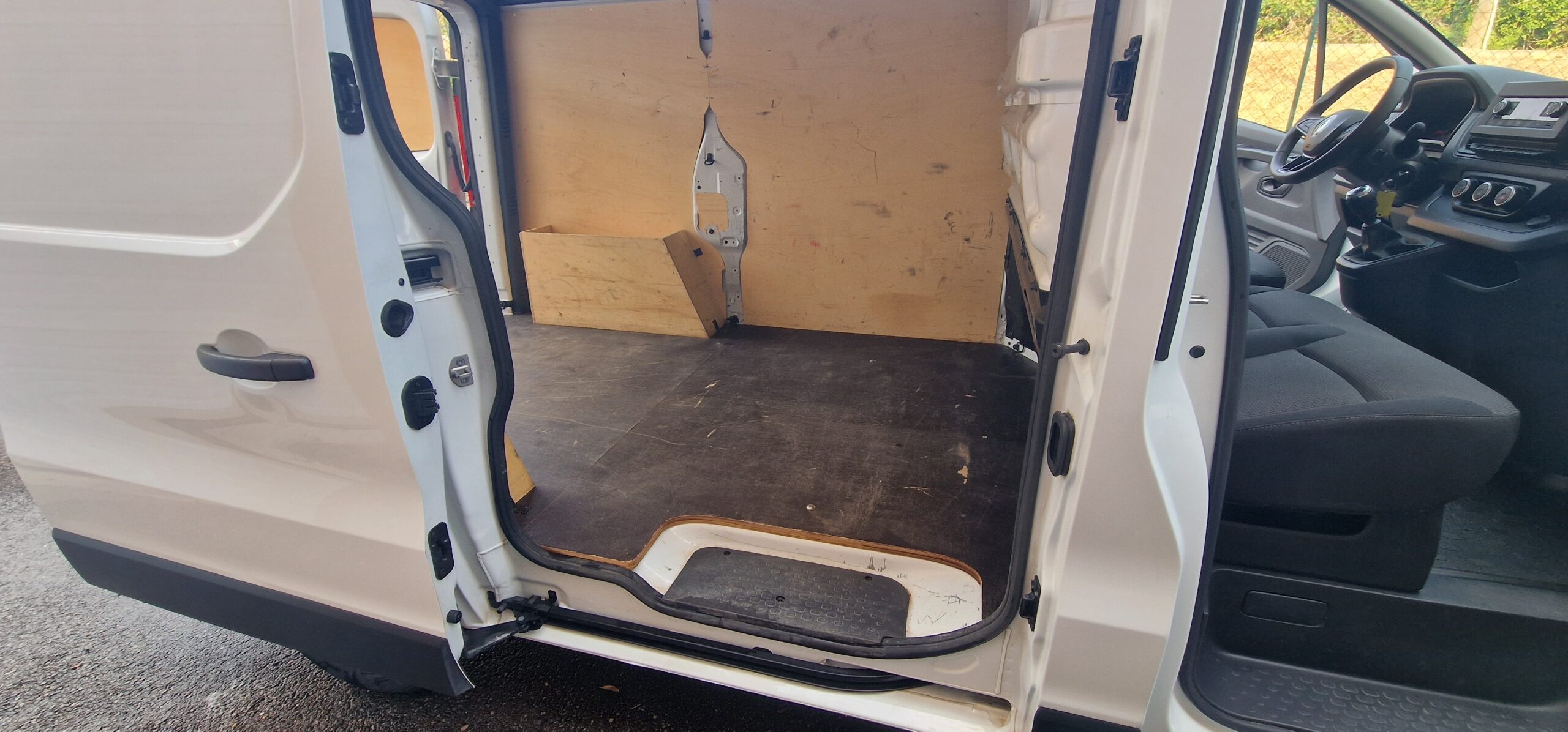 vehicule-Nissan-NV-300-sud-auto-profil-05