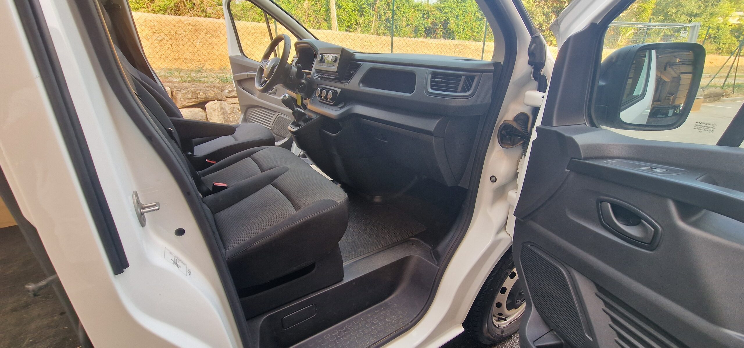 vehicule-Nissan-NV-300-sud-auto-profil-05